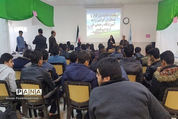 آیین افتتاحیه نمایشگاه توانمندی‌های دانش‌آموزی دبیرستان شهید رحیمی‌فر میبد