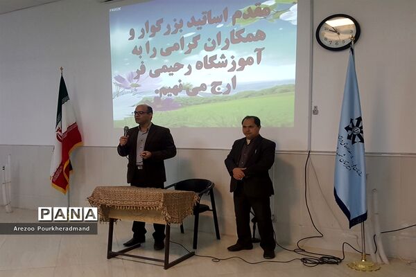 آیین افتتاحیه نمایشگاه توانمندی‌های دانش‌آموزی دبیرستان شهید رحیمی‌فر میبد