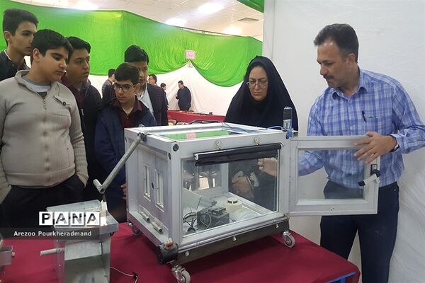آیین افتتاحیه نمایشگاه توانمندی‌های دانش‌آموزی دبیرستان شهید رحیمی‌فر میبد