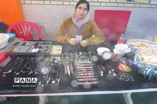 نمایشگاه و بازارچه دست سازهای دانش آموزان  دبیرستان شهیده سهام خیام  بوشهر-2