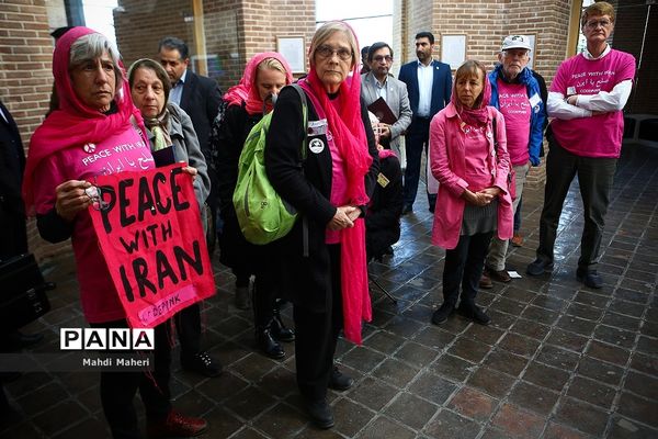 بازدید فعالان ضدجنگ آمریکایی از باغ موزه قصر