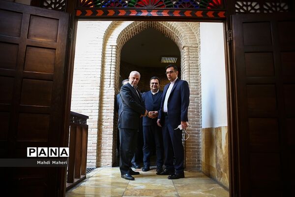 بازدید فعالان ضدجنگ آمریکایی از باغ موزه قصر