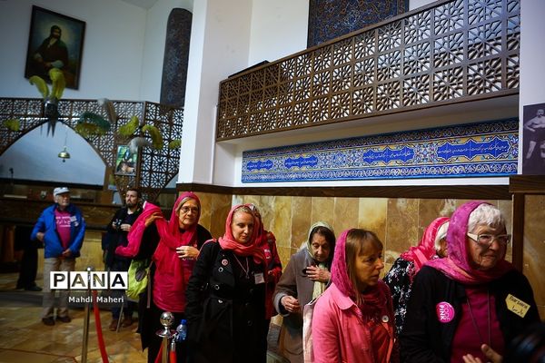 بازدید فعالان ضدجنگ آمریکایی از باغ موزه قصر