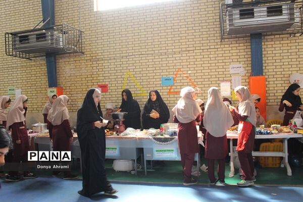 نمایشگاه و بازارچه دست سازهای دانش‌آموزان  دبیرستان شهیده سهام خیام  بوشهر-1