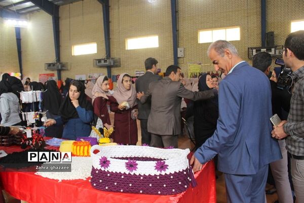 نمایشگاه و بازارچه دست سازهای دانش‌آموزان  دبیرستان شهیده سهام خیام  بوشهر-1