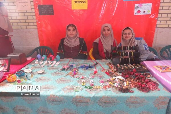 نمایشگاه و بازارچه دست سازهای دانش‌آموزان  دبیرستان شهیده سهام خیام  بوشهر-1