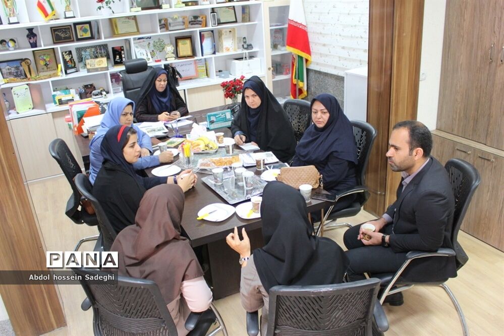جلسه هم‌اندیشی معلمان گروه علوم پایه و دانش‌آموزان