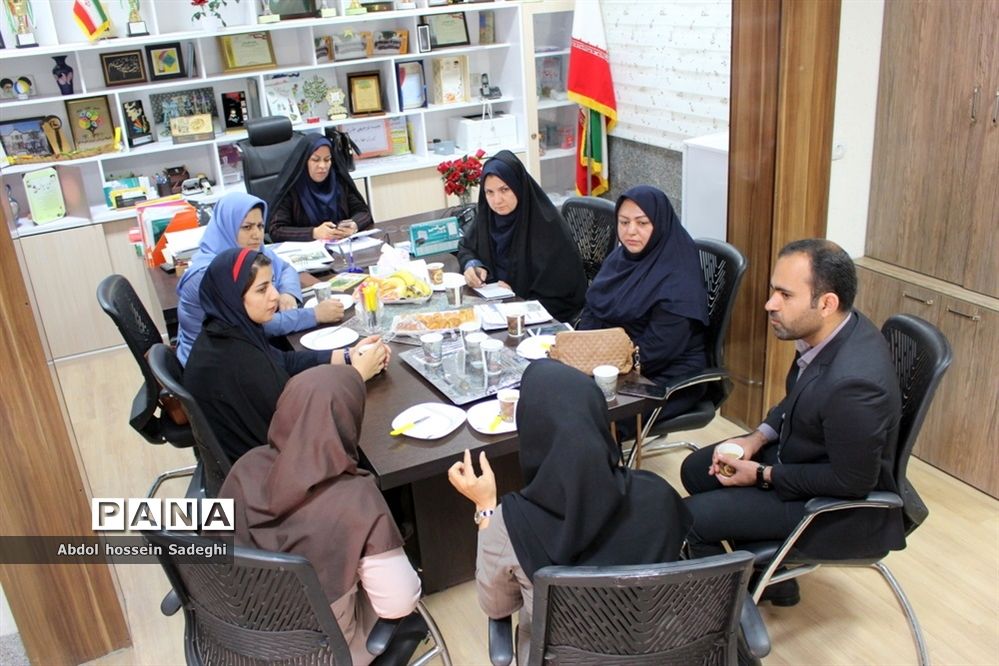 جلسه هم‌اندیشی معلمان گروه علوم پایه و دانش‌آموزان