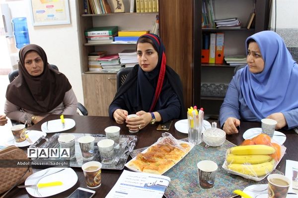 جلسه هم‌اندیشی معلمان گروه علوم پایه و دانش‌آموزان