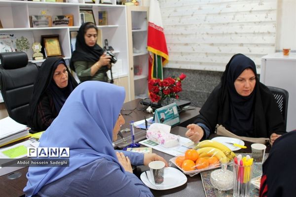 جلسه هم‌اندیشی معلمان گروه علوم پایه و دانش‌آموزان