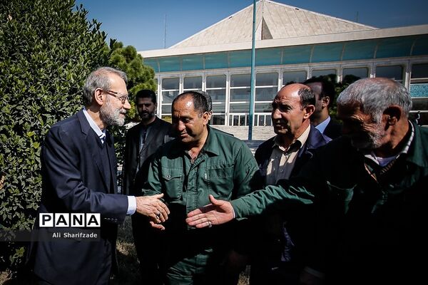 غرس یک اصله نهال سرو توسط علی لاریجانی در مراسم روز درختکاری