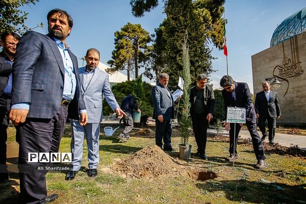 غرس یک اصله نهال سرو توسط علی لاریجانی در مراسم روز درختکاری