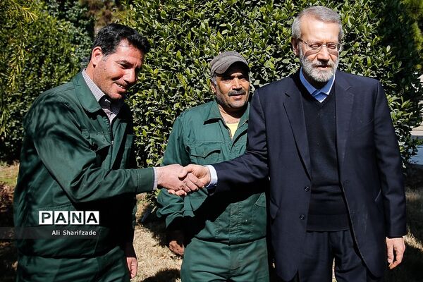 غرس یک اصله نهال سرو توسط علی لاریجانی در مراسم روز درختکاری