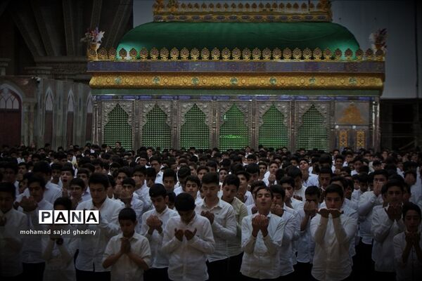 جشن عبادت 2000 نفره دانش‌آموزان پسر منطقه 19 آموزش و پرورش شهر تهران در مرقد امام خمینی (ره)