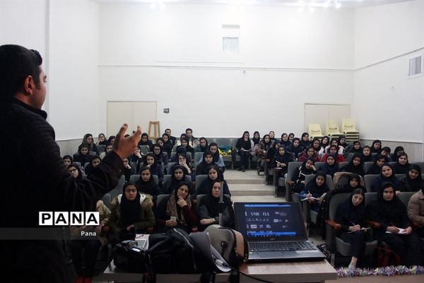 کارگاه آموزش اصول خبرنویسی و عکاسی دانش‌آموزان اهر