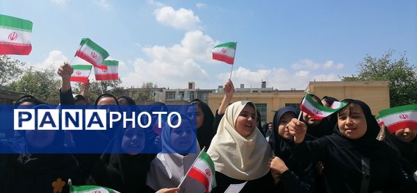 شادی دانش‌آموزان دبستان شهید خلیل طهماسبی مشهد در تحقق وعده صادق