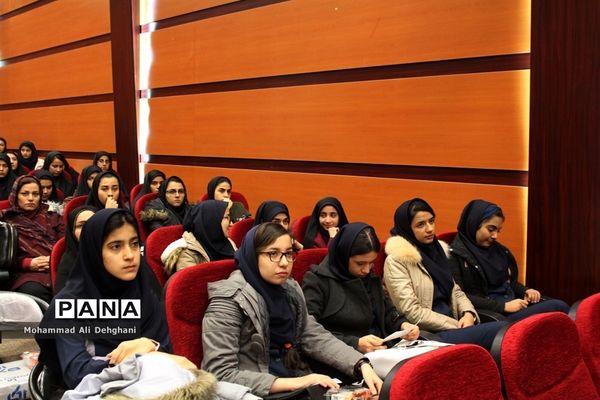 همایش تقدیر از رتبه‌های سه رقمی کنکور97 شهرستان بهارستان