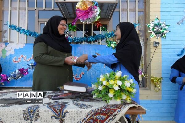تجلیل از دانش آموزان برتر آموزشگاه شهید انصاری در روز میلاد باسعادت دخت نبی اکرم (ص)