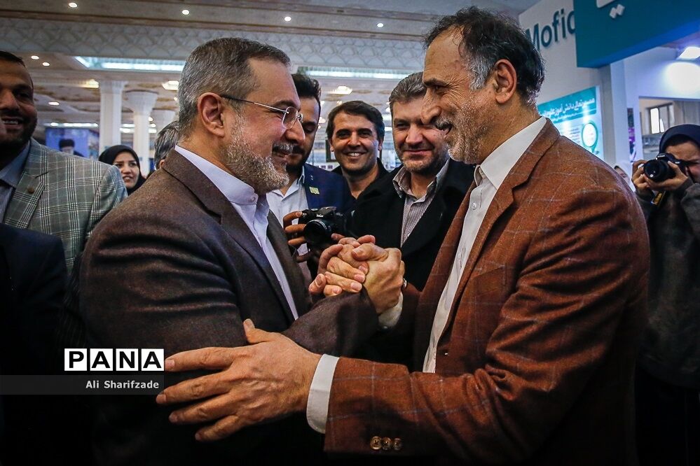 بازدید وزیرآموزش و پرورش از نمایشگاه دستاوردهای مدارس و مراکز غیر دولتی و صنایع آموزشی وابسته