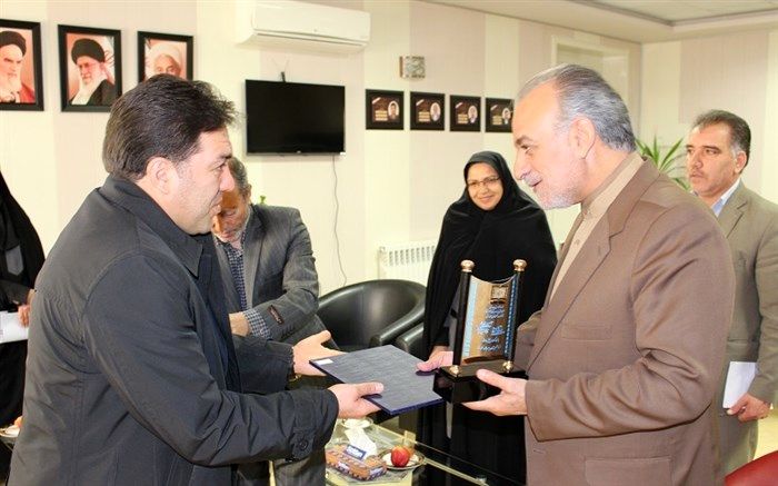 در آیین اختتامیه اکران فیلم های رشد در خراسان جنوبی انجام شد: اهدای تندیس جشنواره به مدیر کل آموزش و پرورش استان