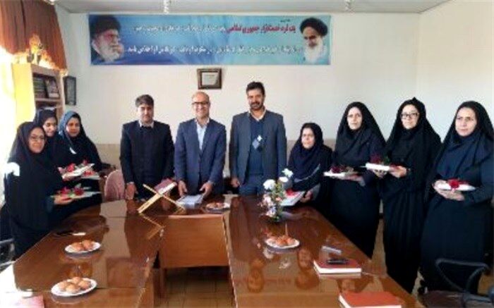 تجلیل از بانوان شاغل درمدیریت آموزش وپرورش شهرستان سمیرم