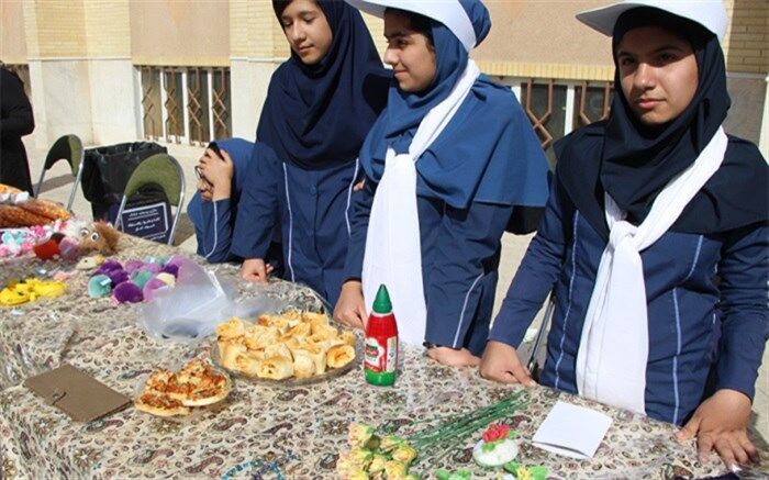 برگزاری جشنواره و بازارچه خلاقیت وهنرهای دستی دانش آموزان متوسطه دوره اول شهید پاکنژاد
