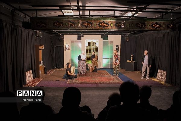 اجرای نمایش همسایه آقا