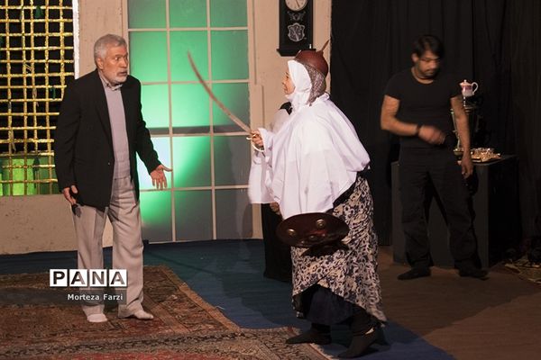 اجرای نمایش همسایه آقا