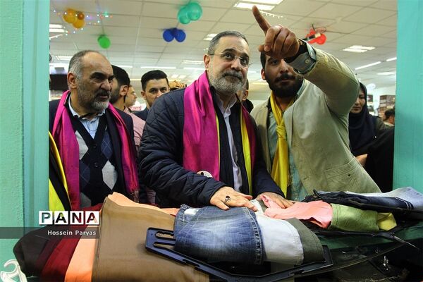 بازدید سرزده وزیر آموزش و پرورش از نمایشگاه عیدانه بنیاد خیریه فجر