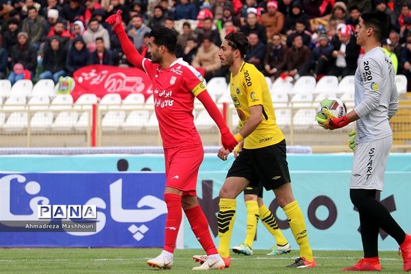 دیدار تیم‌های تراکتورسازی و سپاهان اصفهان