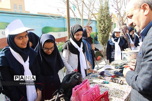 برگزاری جشنواره و بازارچه خلاقیت و هنرهای دستی دانش آموزان یزد