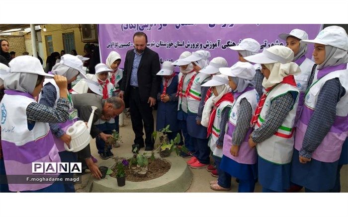 آیین روزدرختکاری در هفته منابع طبیعی درمدارس آبادان  برگزارشد