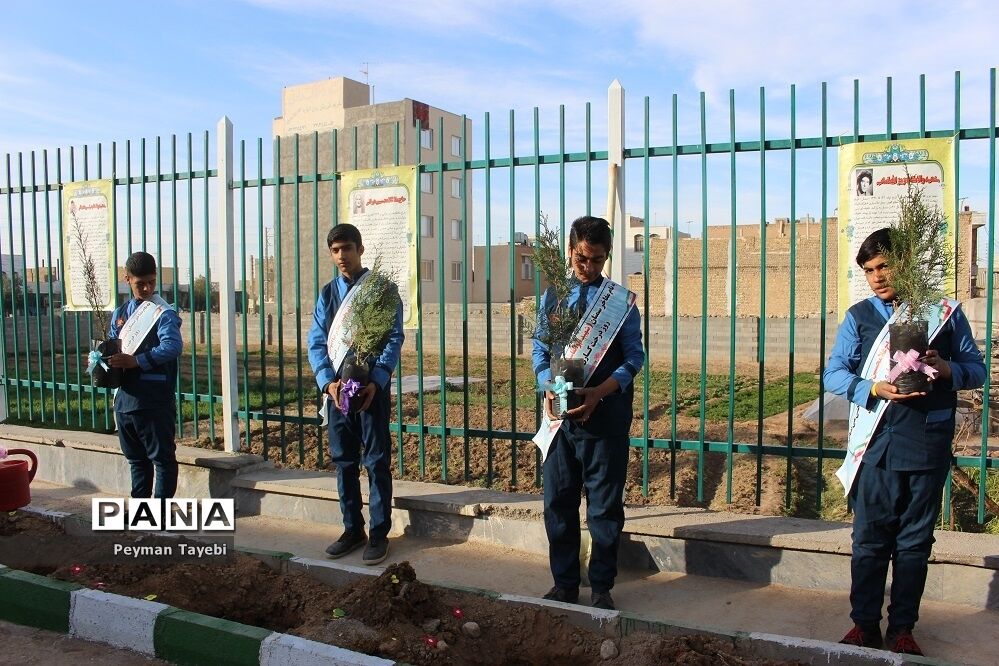 برگزاری آیین روز درختکاری در دبستان شهید رجایی سمنان