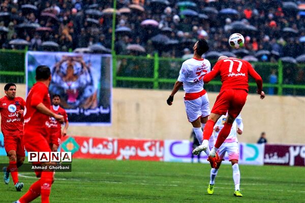 دیدار تیم‌های نساجی و پرسپولیس