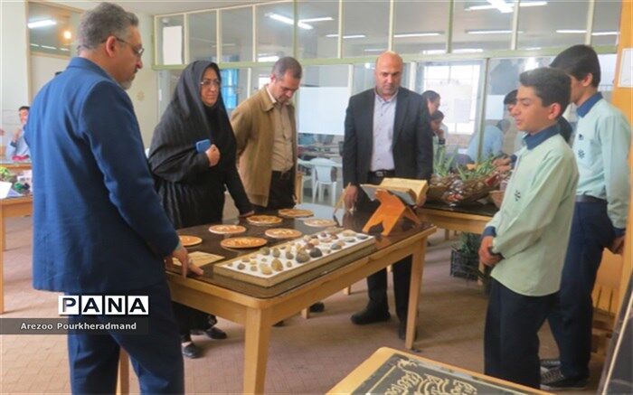بازدید رئیس اداره استعدادهای درخشان از بازارچه کارآفرینی و خلاقیت
