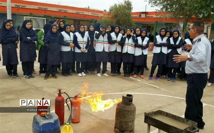 آموزش اطفاء حریق در دبیرستان شاهد ۵ مهر آبادان