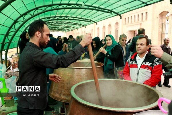 آیین نوروزخوانی همراه با جشنواره پخت سمنو در سمنان