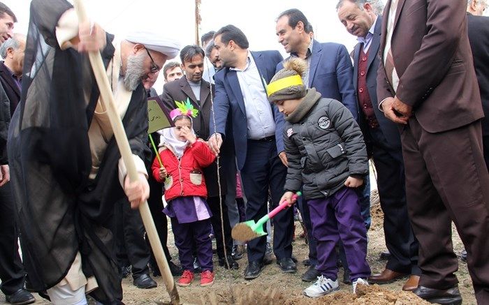 غرس 100 اصله نهال مثمر در موسسه خیریه میاندوآب