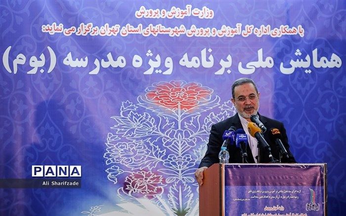 بطحایی: بخشی از 2 ساعت برنامه ویژه مدرسه به آموزش زبان‌ محلی اختصاص یابد