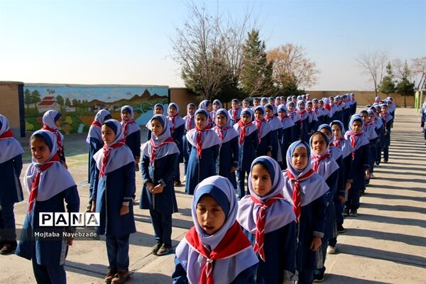تجلیل از دانش‌آموزان پیشتاز مدرسه تمام تشکیلاتی شهید قدرت الله عین آبادی فیروزه