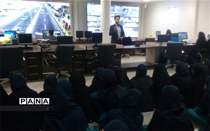آشنایی دانش آموزان دبیرستان دکتر شاهی با فرهنگ ترافیک