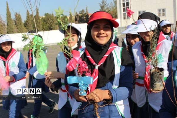 آیین برگزاری جشن تولد زمین (درختکاری) مدرسه مصلی نژاد یاسوج
