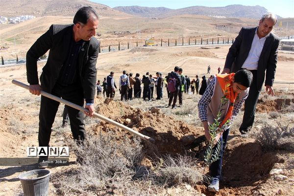 درختکاری دانش‌آموزان پیشتاز در بیمارستان پیوند اعضاء شیراز