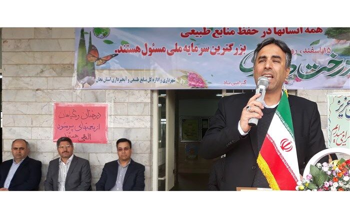 «هر کس درختی بکارد تا زمانی که آن درخت به دیگران بهره برساند برایش پاداش نوشته می‌شود»