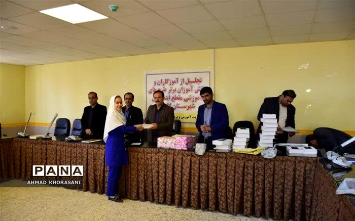 تجلیل از برگزیدگان طرح های آموزشی مدارس ابتدایی در لالی