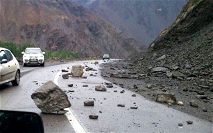 ریزش سنگ در جاده فیروزکوه