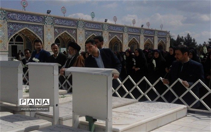 طرح "میعاد با خدا میثاق با شهیدان "در گلزار شهدای نایین برگزار شد