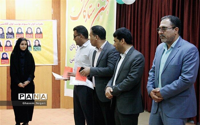 تجلیل از دانش آموزان برتر مدارس رودان