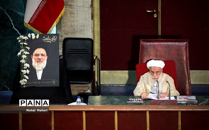 آیت‌الله جنتی: رئیسی باید با غارتگران بیت المال برخورد جدی کند