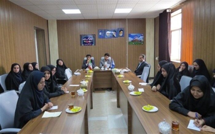 جلسه پرسش و پاسخ دانش آموزان اردستان با فرماندار و رئیس شورای آموزش و پرورش